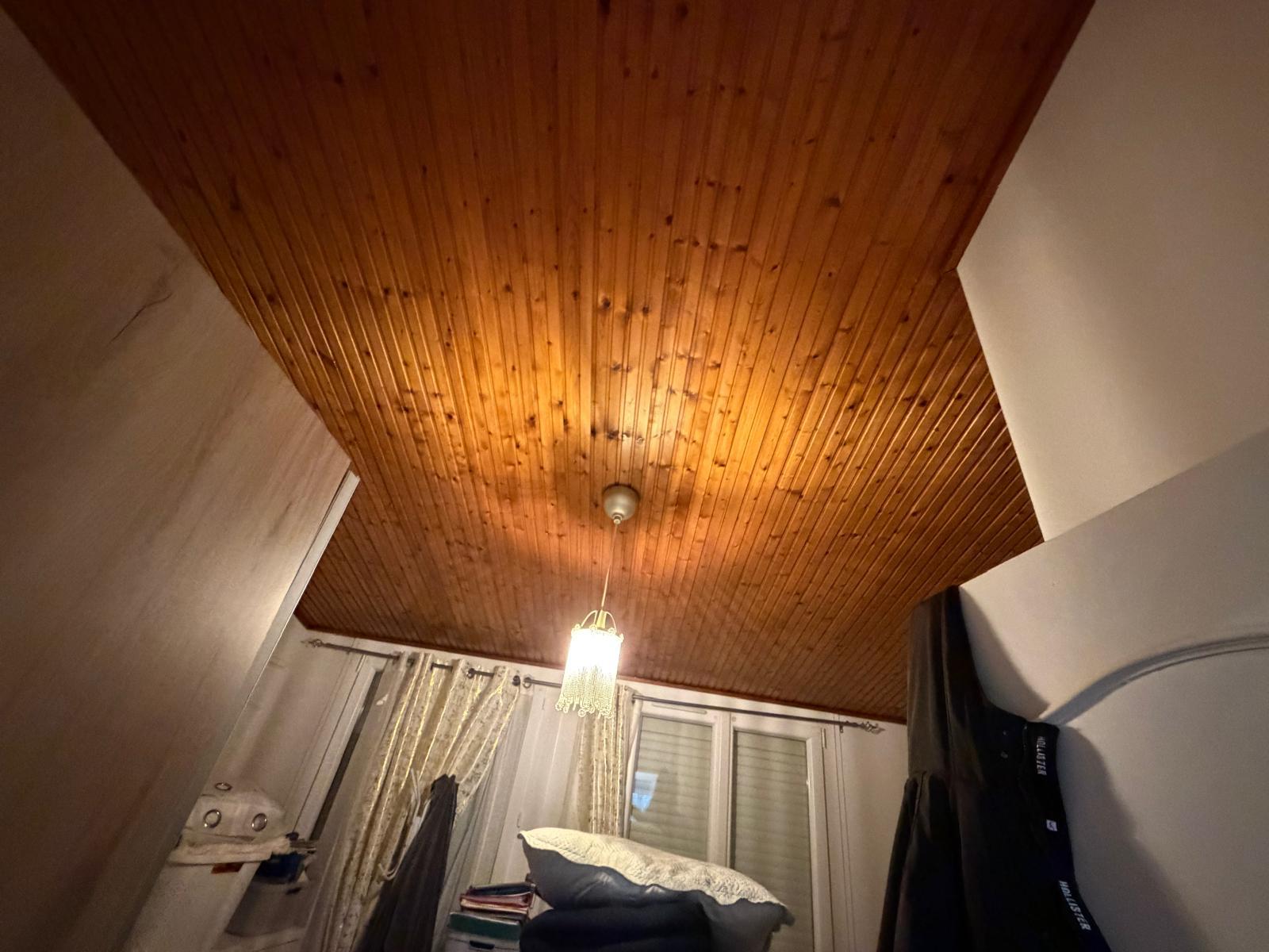 Avant rénovation — murs en cours de travaux